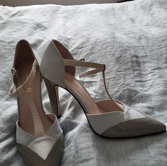 Closed toe high heelshoes.  Size 38.  Colors are blue, grey, silver - Picture 3 of 3